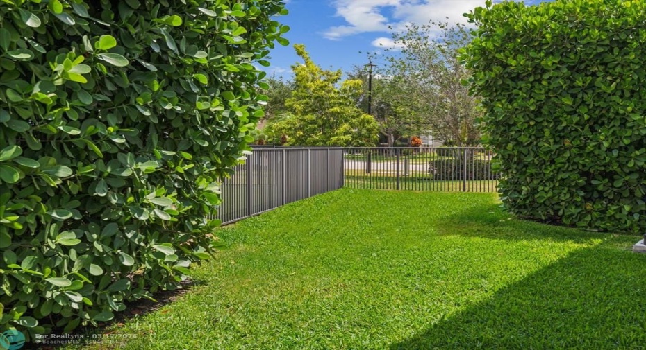 Side Yard Fully Fenced