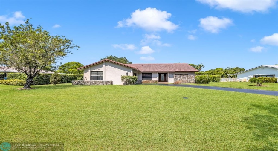 BIG FRONT YARD TOO!