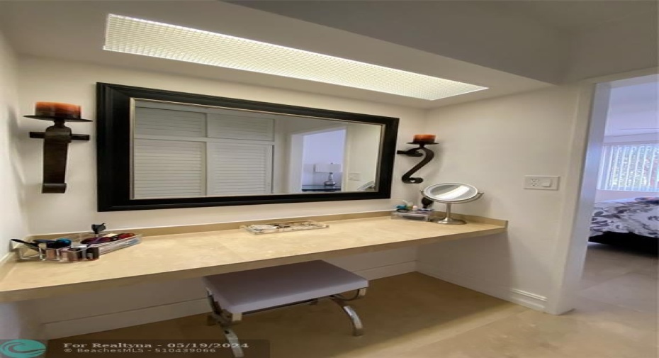 Sitting / Vanity Area