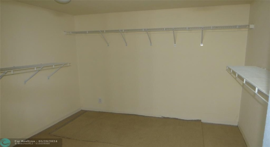 WALK IN CLOSET