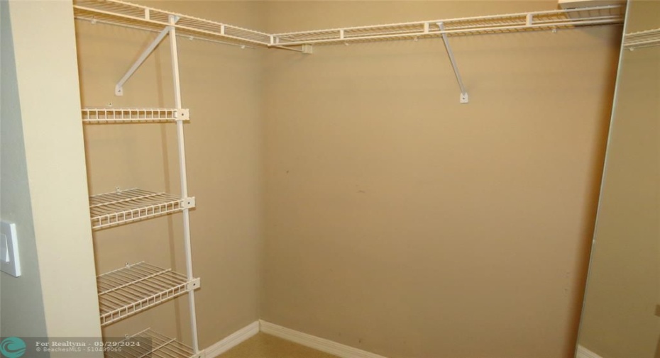 WALK IN CLOSET