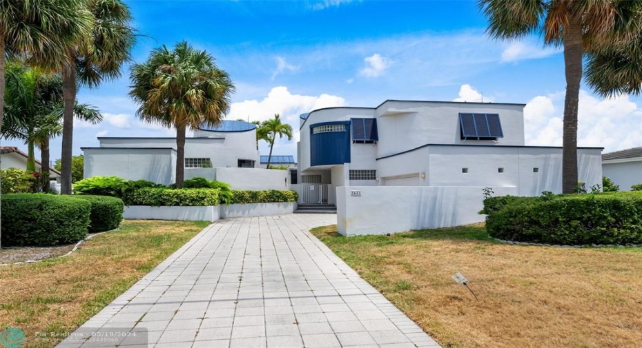Art Deco Facade & Two Car Garage