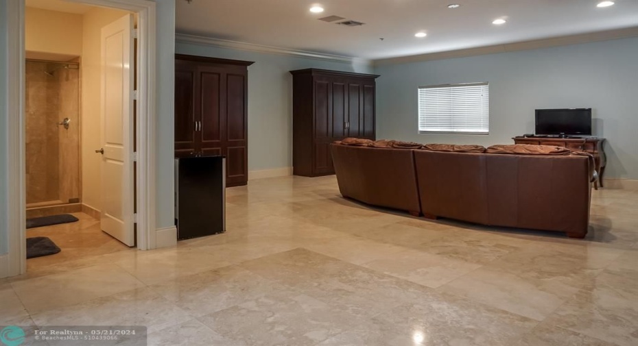 4th floor full bath