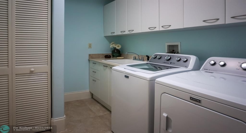 Full laundry on ground level