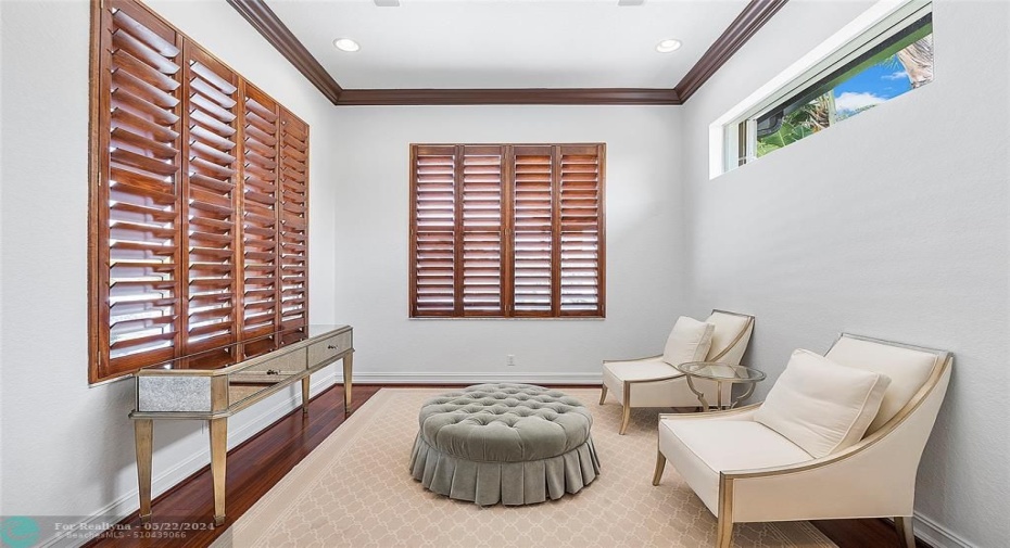 The sitting room is good for relaxing with a book surrounded by 3 windows and 2  overlooking the pool & Pergola