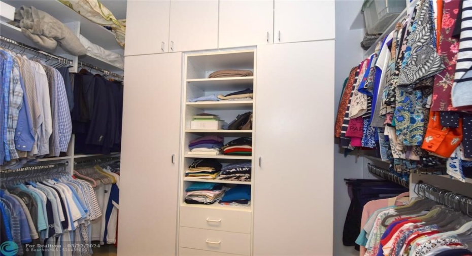 MASTER BEDROOM WALK-IN CLOSET