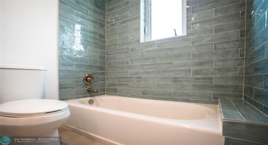 There's a tub, too!