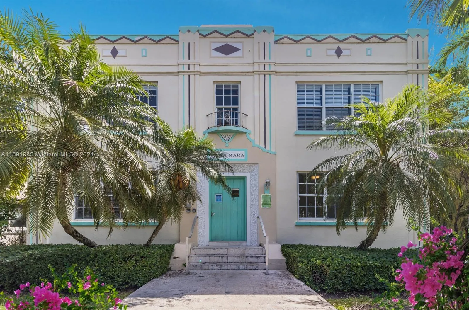 Entire south side of this well kept Art Deco building with only 4 units