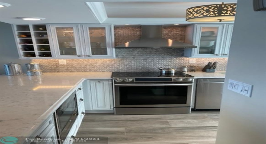 Kitchenl Cabinets and Countertops