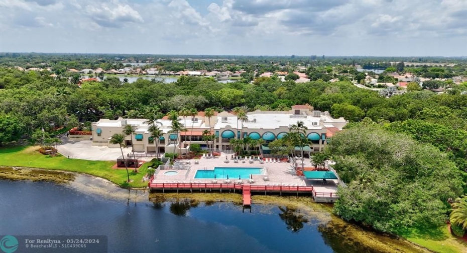 Pine Island Ridge County Club has amenities galore!