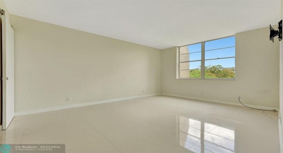 Spacious primary suite!