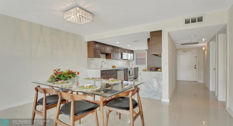 Foyer  entry into open concept floorplan! Plenty of room for guests to enjoy gourmet meals.