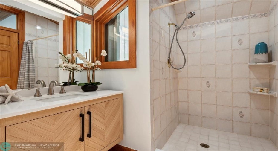 2nd floor-full bathroom