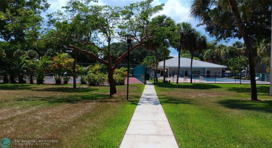 Pool, 2 tennis courts and clubhouse