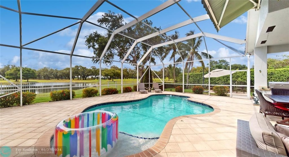 large pool, screened