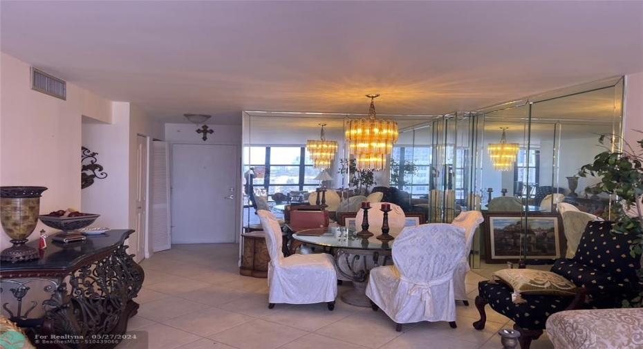 Dining area /entrance