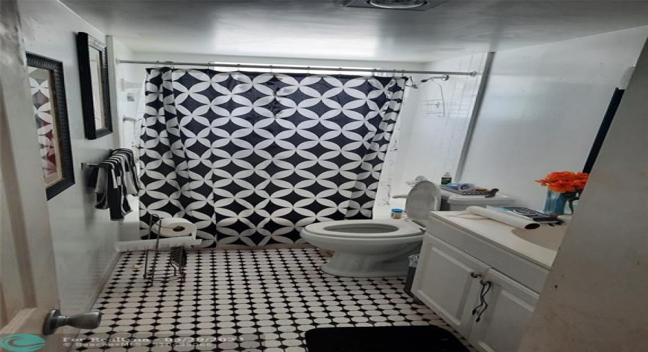 Large 2nd bath