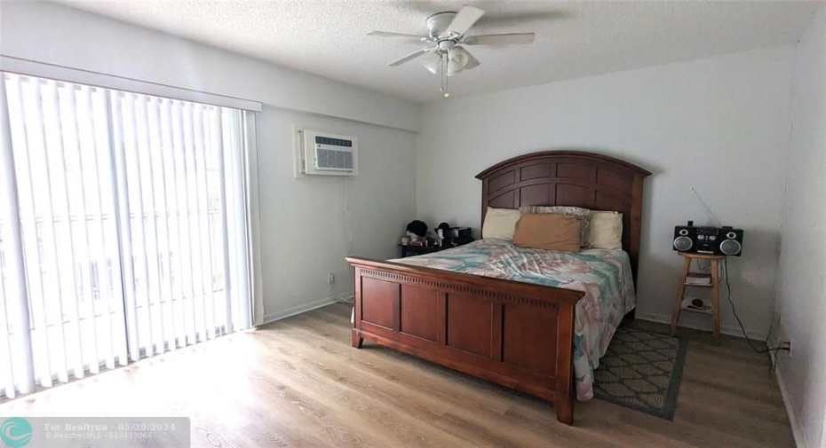 View of the ample Bedroom