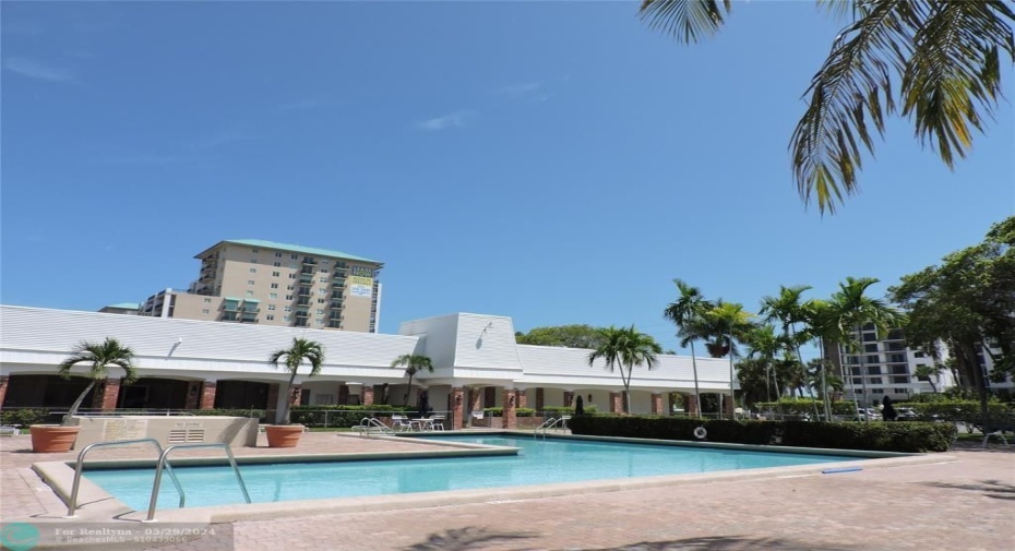 BEAUTIFUL RESORT STYLE SWIMMING POOL