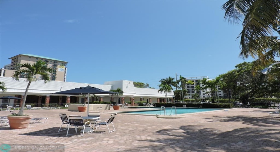 BEAUTIFUL RESORT STYLE SWIMMING POOL