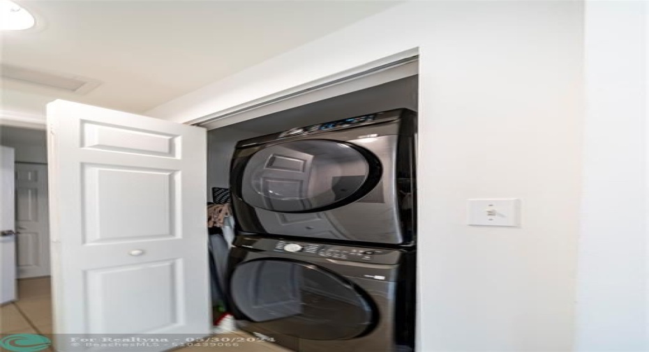 Washer and dryer (in unit)