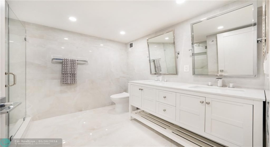 Main on suite bathroom.